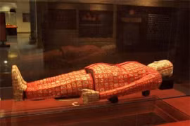 Bất ngờ giá trị bộ trang phục mai táng bị mộ tặc bỏ lại