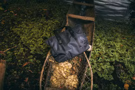 Quái lạ hàng trăm chiếc túi hàng hiệu bị cắt rách và vứt xuống biển 