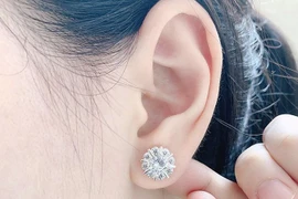 Vì sao phụ nữ thiếu thủy vận nên đeo khuyên tai?