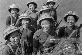 Ấn tượng bộ ảnh lịch sử mộc mạc về các nữ quân nhân Việt Nam thời chiến