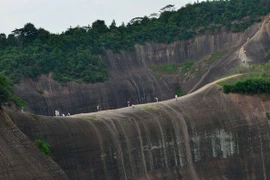 Ngọn núi kỳ vĩ, trông như lưỡi dao khổng lồ