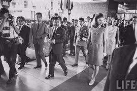 Hình độc phu nhân cố Tổng thống Kennedy ở Campuchia năm 1967