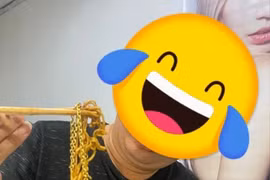 Mua hộp mì xào vài chục, không ngờ gắp ra được cả 'báu vật' 