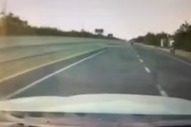 Nam thanh niên chạy xe phân khối lớn trên đường và cảnh tượng xảy ra 1 phút sau đó khiến tất cả đều kinh hãi