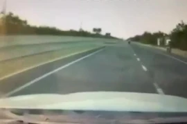 Nam thanh niên chạy xe phân khối lớn trên đường và cảnh tượng xảy ra 1 phút sau đó khiến tất cả đều kinh hãi