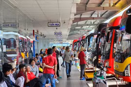 Người dân các tỉnh miền Tây bắt đầu về quê ăn Tết 