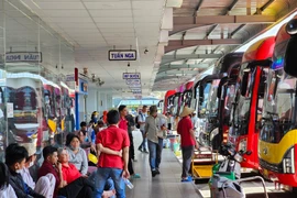 Người dân các tỉnh miền Tây bắt đầu về quê ăn Tết 