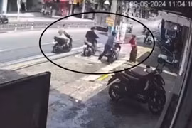 Nam thanh niên bị tấn công bằng dao, gục tại chỗ