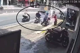 Nam thanh niên bị tấn công bằng dao, gục tại chỗ