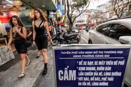 Đội dẹp vỉa hè vừa đi, hàng quán lại đua nhau lấn chiếm