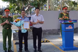 Khen thưởng bảo vệ siêu thị lao xe bắt gọn kẻ trộm xe máy