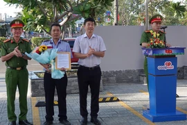 Khen thưởng bảo vệ siêu thị lao xe bắt gọn kẻ trộm xe máy