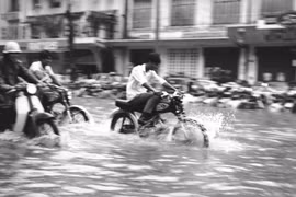 Cảnh đường phố Sài Gòn chìm trong biển nước 56 năm trước