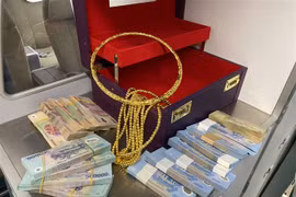 Đi máy bay, khách bỏ quên cả vali chứa gần nửa tỷ đồng