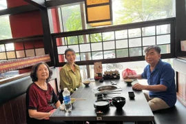 Ngọc Quyên đưa mẹ về Việt Nam, thừa nhận bỏ được "3 không"