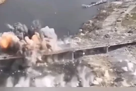 Cận cảnh Ukraine cho nổ tung cây cầu quan trọng với Nga