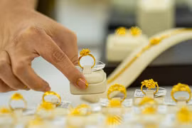 Giá vàng hôm nay 17/9: Giảm mạnh, nhà đầu tư bán tháo