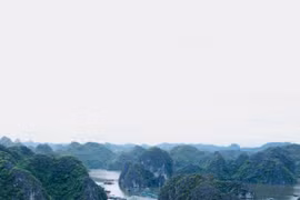 ‘Vượt sóng vượt gió’ ra đảo Cát Bà, tham quan vịnh Lan Hạ