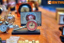Độc đáo khu chợ đồ cổ chỉ họp vào cuối năm ở Hà Nội