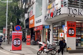 Black Friday: Thời trang giảm giá 'sập sàn' tới 80%, khách vẫn thờ ơ