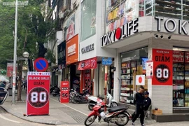 Black Friday: Thời trang giảm giá 'sập sàn' tới 80%, khách vẫn thờ ơ