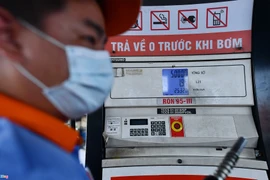 Nhiều nỗi lo khi giá xăng dầu tăng cao kỷ lục