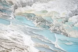 Chiêm ngưỡng kỳ quan 'ruộng bậc thang trắng' độc đáo ở Thổ Nhĩ Kỳ