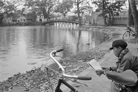 Những khoảnh khắc bình yên ở hồ Gươm năm 1973