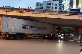 Tài xế xe container mắc kẹt dưới gầm cầu Ngã Tư Sở khai gì?