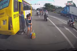 Video: Kinh hãi cảnh tài xế xe buýt trả khách ngay giữa đường