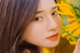 Nụ cười tỏa nắng bên hoa của nữ sinh trường đại học FPT 