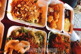 6 người nghi ngộ độc do ăn bánh tráng trộn trước cổng trường học