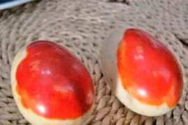 Tìm thấy hai 'quả trứng đỏ như máu' giá hơn 2,8 tỷ