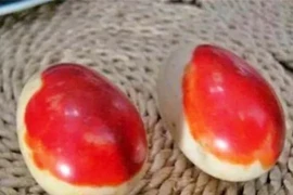 Tìm thấy hai 'quả trứng đỏ như máu' giá hơn 2,8 tỷ