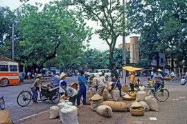 Hà Nội năm 1990 bình dị khó quên qua bộ ảnh cực quý