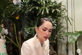 Lên đồ đẹp xuất sắc, Hoa hậu Hương Giang chỉ làm việc này? 