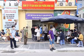 Hà Nội: Nhiều người đến xin xác nhận giấy đi đường, UBP phải đóng cửa