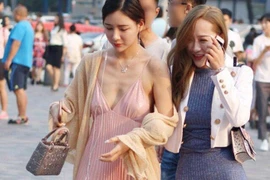 “Gai mắt” chị em đua nhau diện váy phòng the dính người