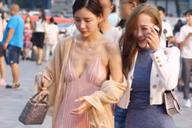 “Gai mắt” chị em đua nhau diện váy phòng the dính người