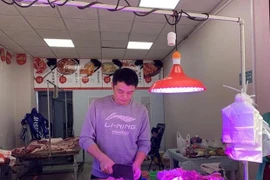 Tranh cãi “cử nhân bán thịt lợn 3 ngày bằng lương công chức cả tháng” 