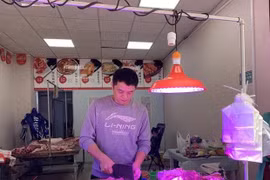 Tranh cãi “cử nhân bán thịt lợn 3 ngày bằng lương công chức cả tháng” 