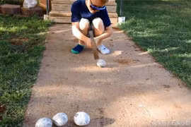 Hai cha con ngây người khi nhìn thấy thứ bên trong đống "trứng đá"