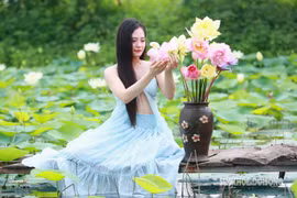 Thiếu nữ Hà Thành xiêm áo xúng xính chụp ảnh bên sen trắng