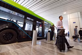 Tuyến buýt điện TIA chính thức hoạt động, kết nối các ga Tân Sơn Nhất