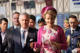  Nhà vua và Hoàng hậu Bỉ ngắm cảnh đẹp Cát Bà từ trên không