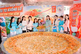  Nước mắm Nam Ngư và bánh xèo khổng lồ thu hút thực khách 