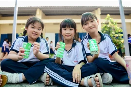 VINAMILK mang niềm vui uống sữa đến với 11.000 trẻ em 