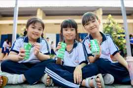 VINAMILK mang niềm vui uống sữa đến với 11.000 trẻ em 