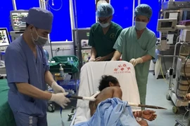 Cứu thành công ca tai nạn hi hữu, xà beng dài 1m đâm xuyên ngực