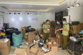 Xác minh thuốc nghi giả tại “chợ thuốc” Hà Nội